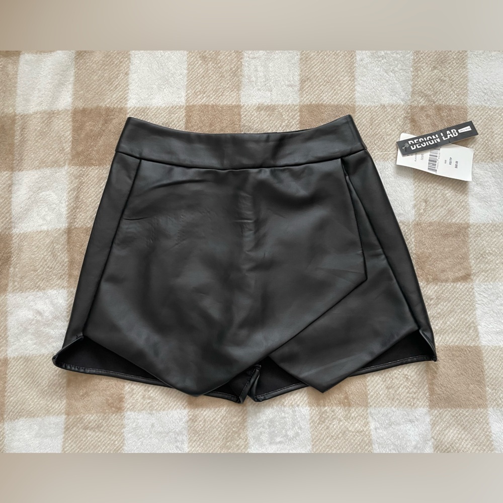 NWT Design Lab Lord & Taylor Black Faux Leather Skirt Skort